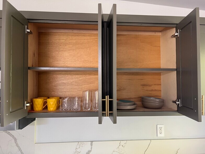 Building Photo - 5177 Carlingford Ave