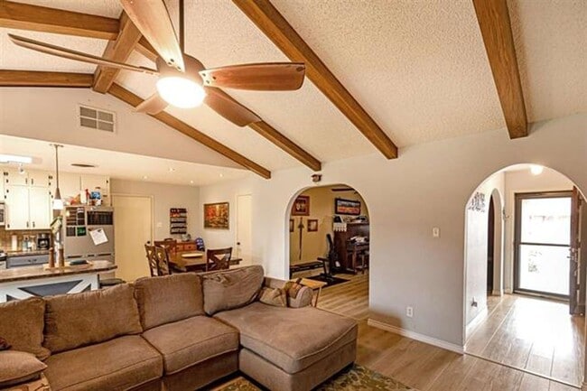 Building Photo - Beautiful 4 Bedroom/2 Bath Home