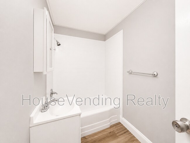 Building Photo - 2324 Grove St