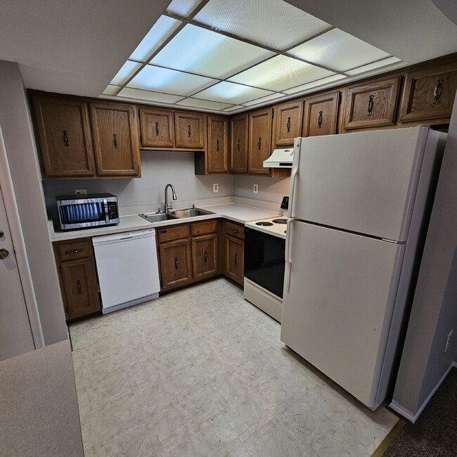 Building Photo - Updated 2 Bed Ranch Condo w/ Garage in Chesterfield, Prime Location