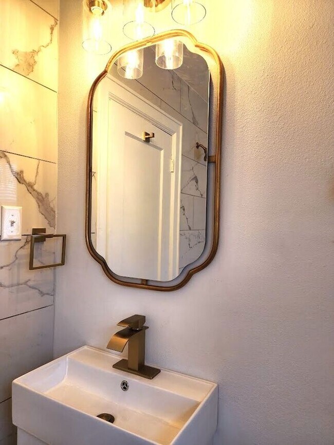 Building Photo - Remodeled 1 BED 1 BATH DUPLEX MIILER'S BLVD HISTORIC DISTRICT