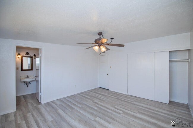Building Photo - 252 W Lowell Dr