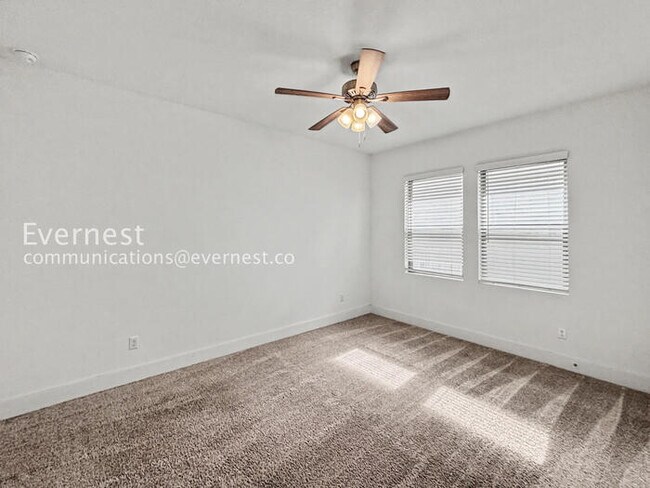 Building Photo - 3 Bed, 2 Bath Home with Fenced Yard & Garage / Pet-Friendly / Available Now!