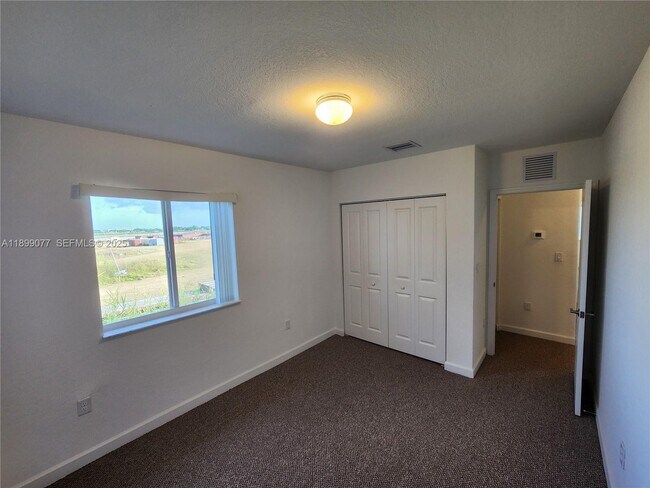 Building Photo - 452 NW 12th Pl