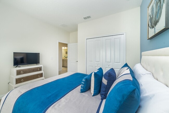 Building Photo - For Rent - Pool Townhome with 5 Bedroom 4 ...