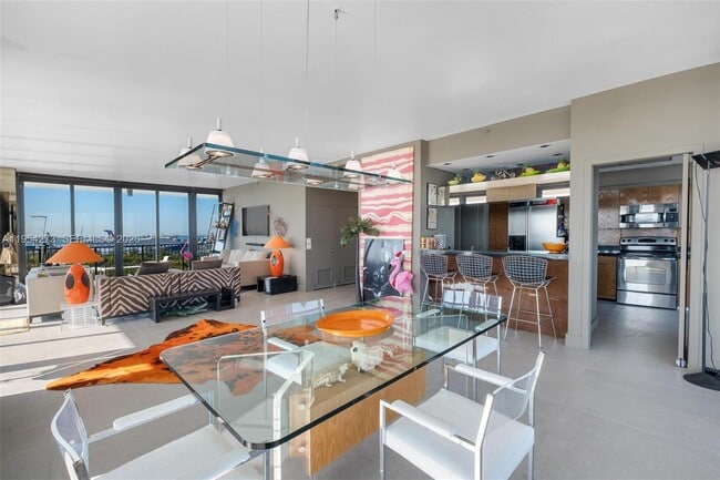 Building Photo - 1000 Venetian Way