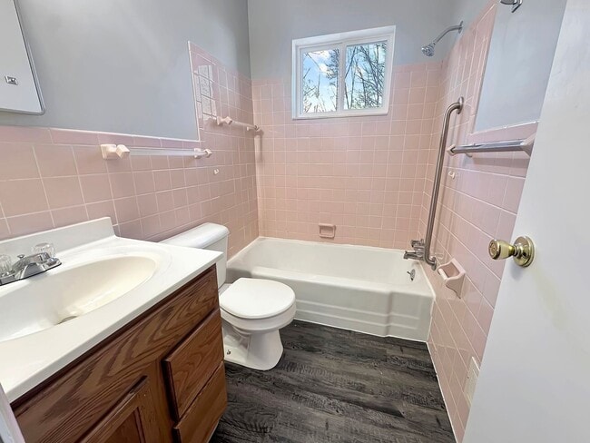 Building Photo - 23 Ridgewood St