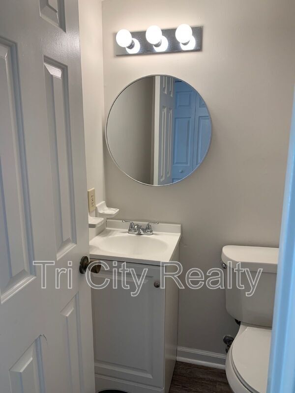 Building Photo - 220 Meadowbrook Ct