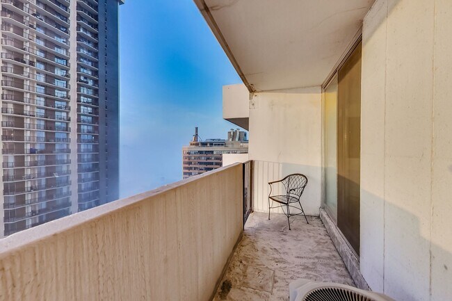 Building Photo - 6033 N Sheridan Rd