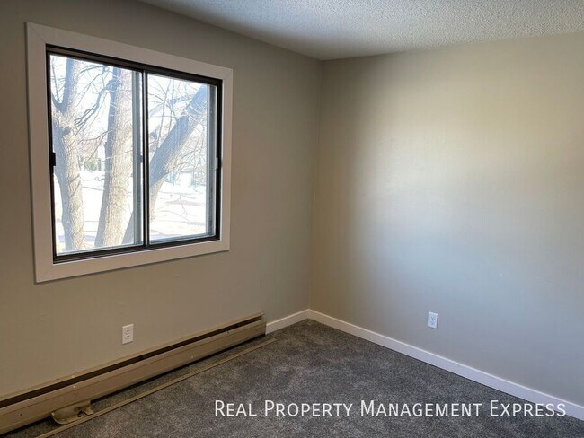 Building Photo - 2 Bedroom Apartment on the West Side