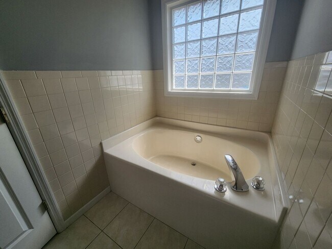 Building Photo - 3 Bedroom 2 Bathrooms 2 Car Garage - North...