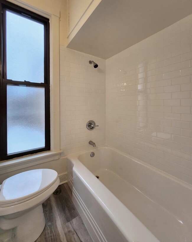 Building Photo - Large newly rehabbed Oak Park Jr 1 bedroom...