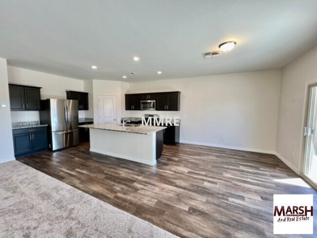 Building Photo - Beautiful 2-story home with 5 bedrooms plu...