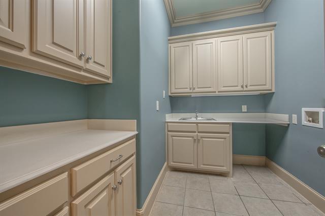 Building Photo - 708 Chapel Hill Ln