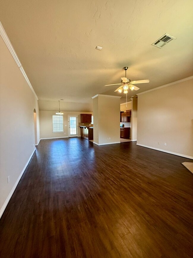 Building Photo - Spacious Home in Apple Valley- Moore