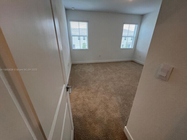 Building Photo - 136 SW 170th Ave