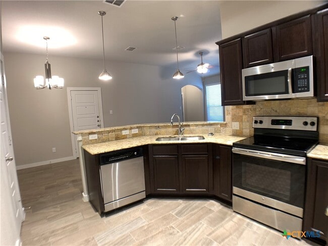Building Photo - 537 Creekside Frst