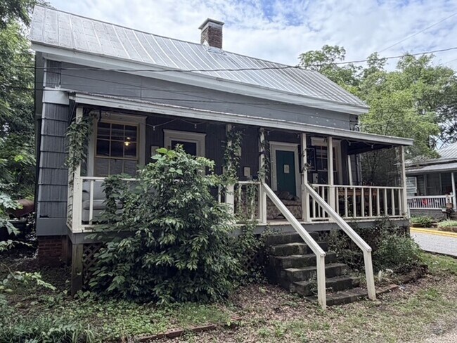 Building Photo - Two Bedroom Cozy House!