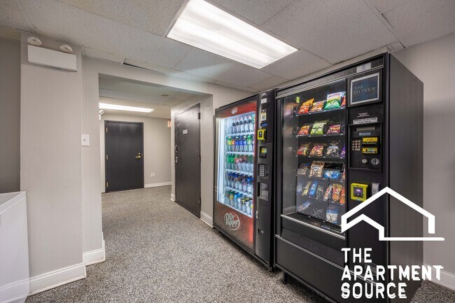 Building Photo - 1140 N La Salle Dr