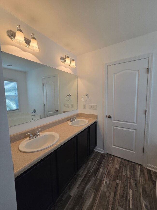 Building Photo - NEW LISTING!!!!!