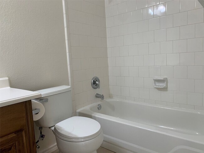 Building Photo - 4725 Park Bend Dr