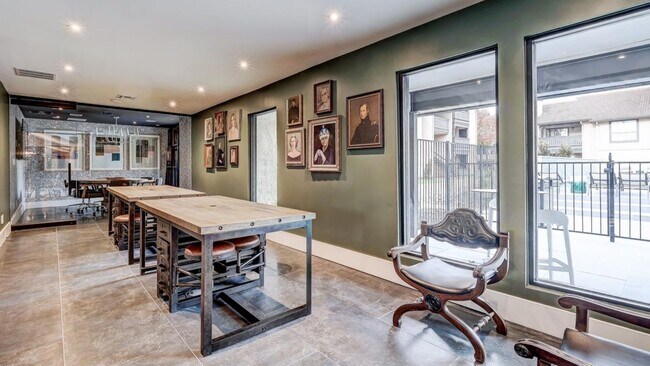 Building Photo - 2501 Oak Hill Cir