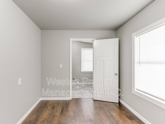 Building Photo - 721 N Louisa Ave