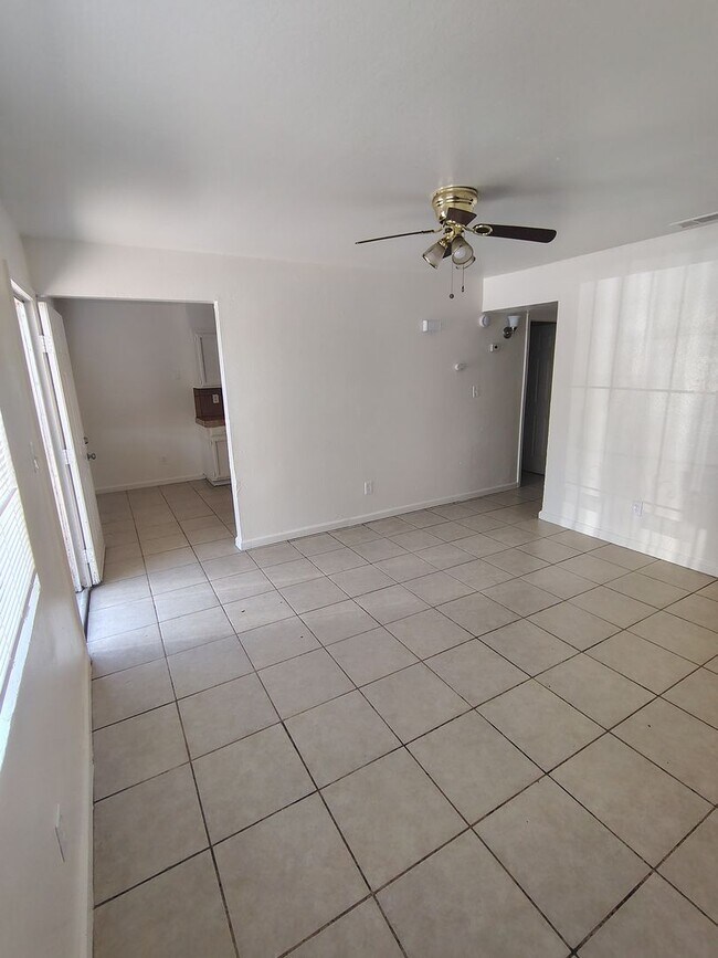 Building Photo - 2 Bed / 1 Bath – Gated Unit with Private Patio | Bakersfield