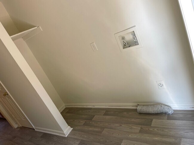 Building Photo - 1305