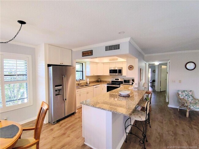 Building Photo - 511 SW South River Dr