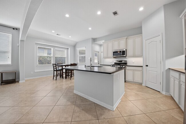 Building Photo - 8922 Pinenut Dr
