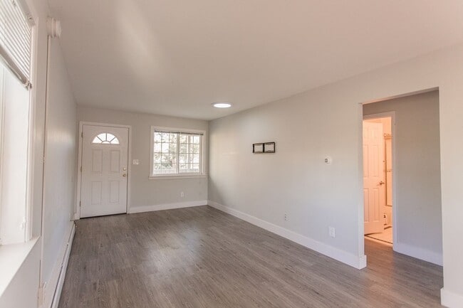 Building Photo - Immaculate Fully Renovated 2 bed/1 bath!