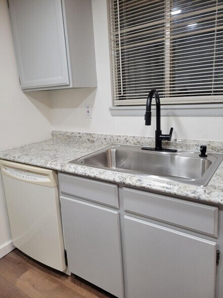 Building Photo - 828 Gloria St