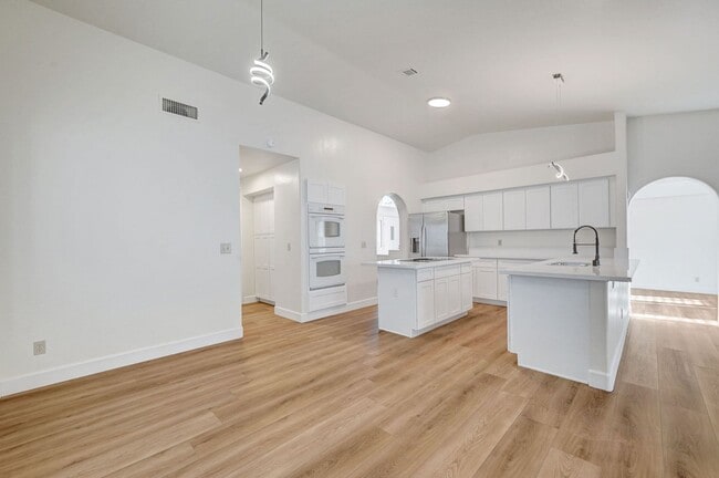 Building Photo - Signature at Peccole Ranch