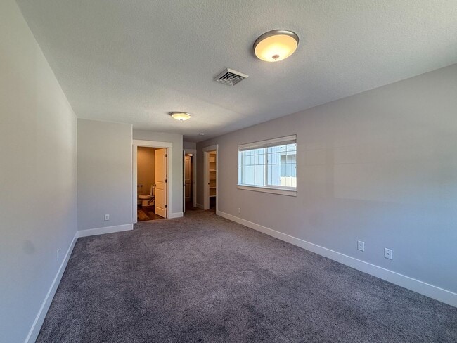 Building Photo - HONEYBEE5711-5713