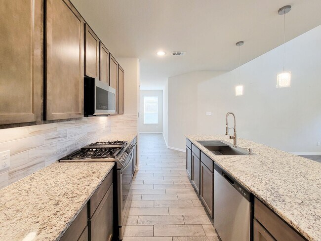 Building Photo - Live comfortably in this stunning Lake Rid...