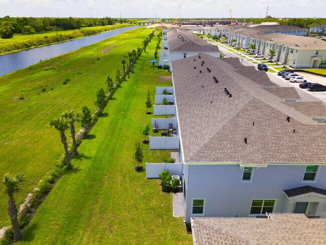 Building Photo - 630 SE Lk Fls St