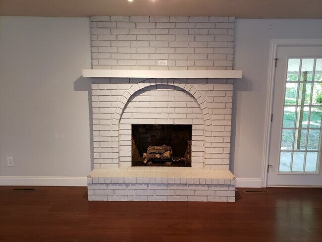 Building Photo - Granite Counter Tops w/ Open Floor Plan in...