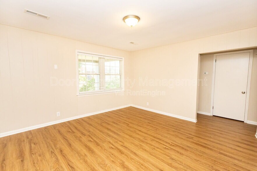 Building Photo - 207 Memorial Dr