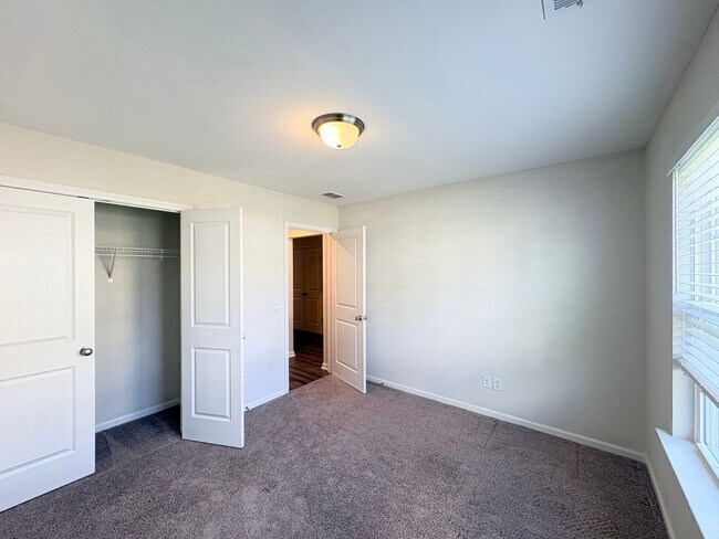 Building Photo - Welcome To Heritage New River Side