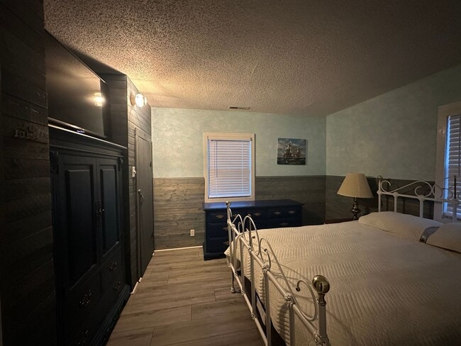 Building Photo - Updated 2 Bed 1 Bath Duplex