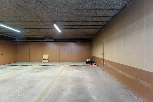 Building Photo - 1633 River St