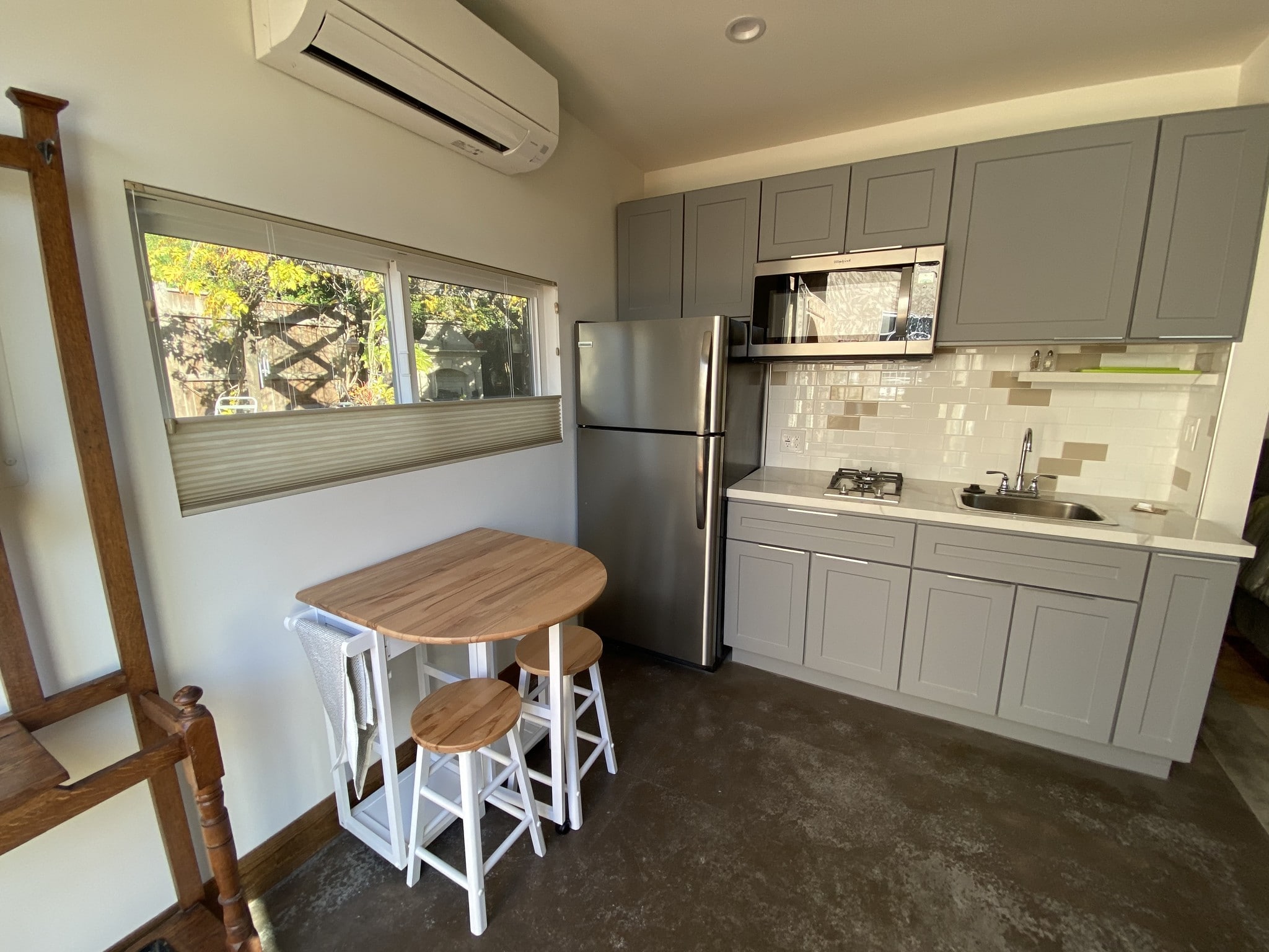 dining area with garden view - 2258 Overland Ave
