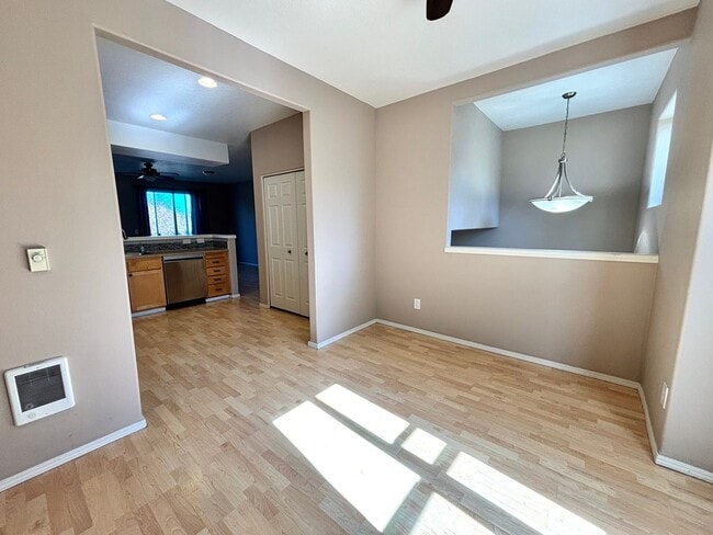 Building Photo - Update 3 Bedroom Home in Beaverton!