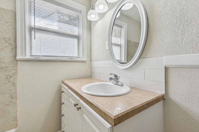 Building Photo - Renovated 3-Bedroom Home in the Heart of Murray Hill!