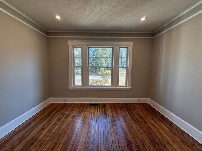 Building Photo - 4 Bedroom Fully Remodeled House Located in Five Points!