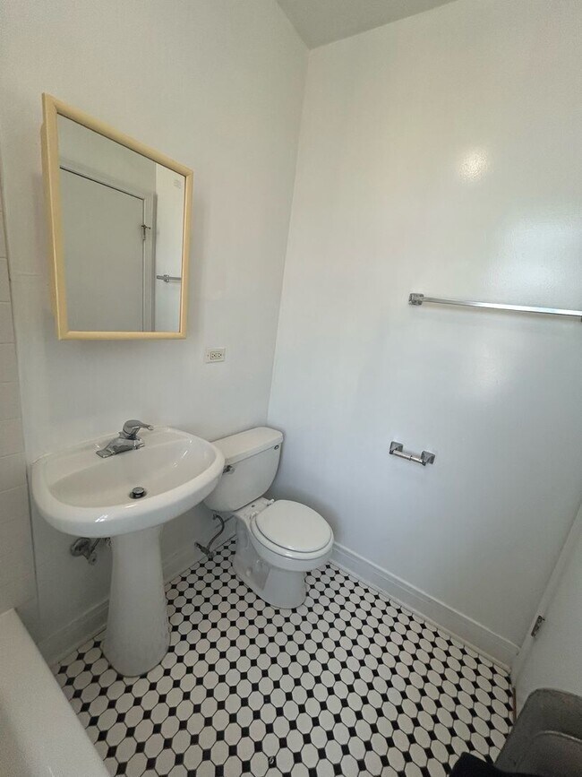 Building Photo - 4411 N Kenneth Ave