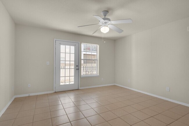 Building Photo - Spacious 2B/2B Condo near Beach in the Heart of Destin!