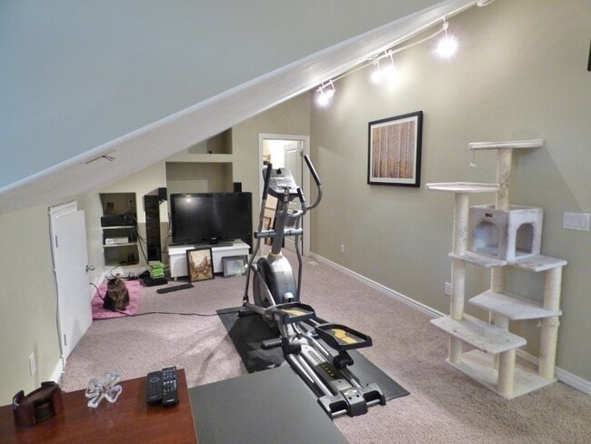 Building Photo - Great 3 BD 2.5 BA Twin Home. Great Location.