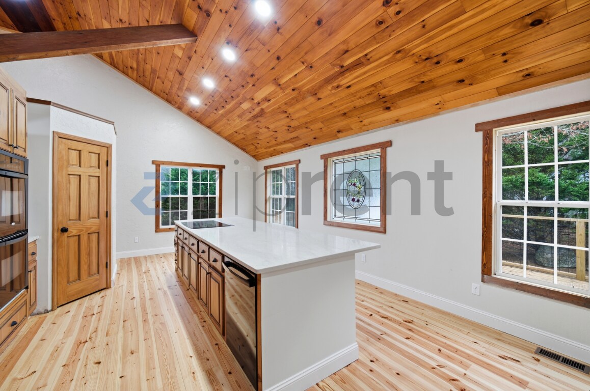 Building Photo - 72 Country Creek Rd